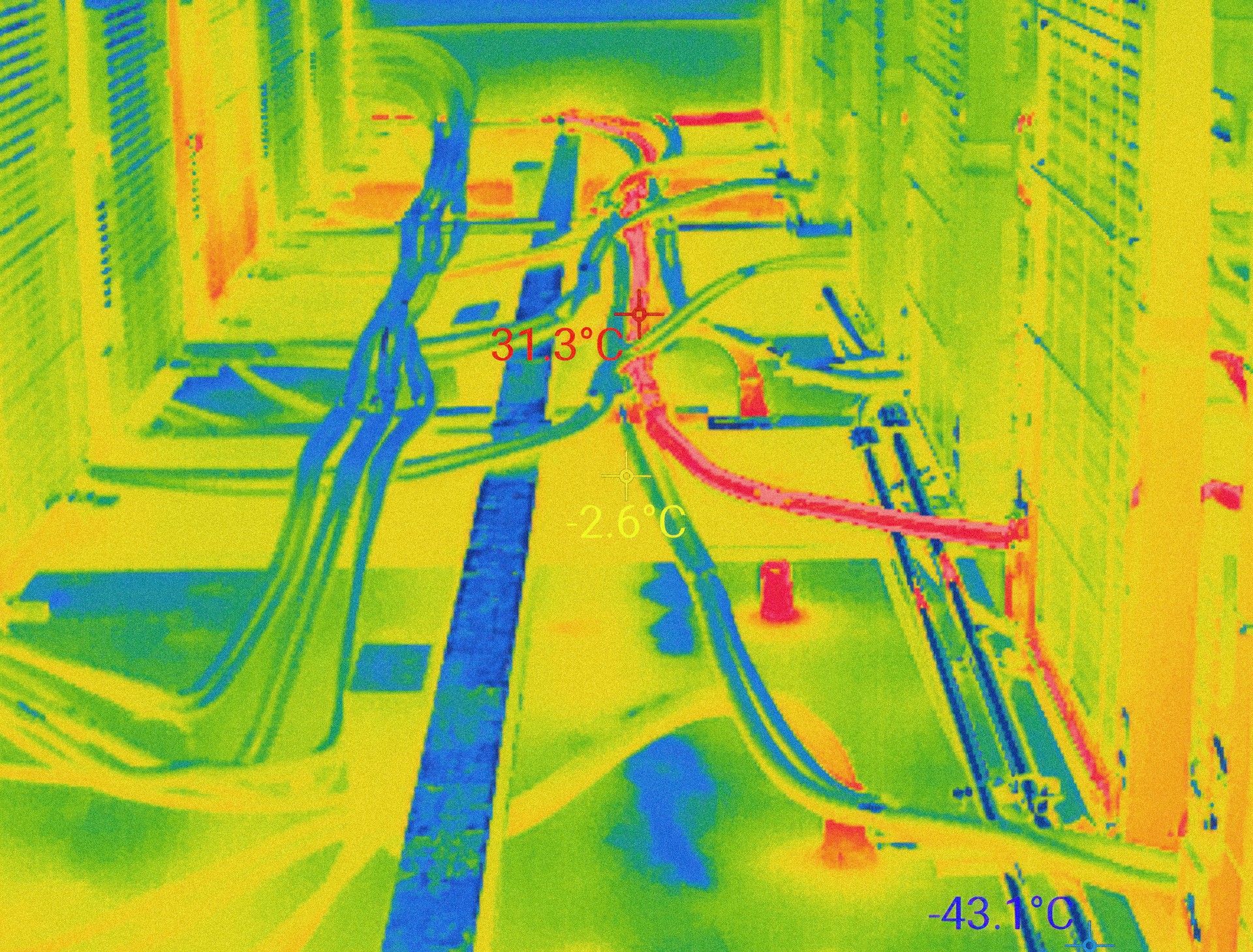 Contrôle thermique Celsius des pipelines Split System sur le toit. Système de climatisation avec pipelines dans le spectre thermique infrarouge. Couleur rouge pour les tuyaux chauds et bleu pour le froid